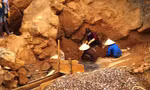 Người dân vào các vùng khai thác khoáng sản để mót quặng