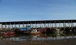 Cảng cá hơn 110 tỷ bị bồi lấp, tàu thuyền 'treo' trên cát 