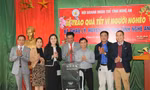 Hội Doanh nhân trẻ Nghệ An trao tặng máy lọc nước cho lãnh đạo xã Châu Lý.
