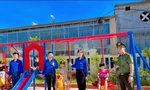 Thanh niên tình nguyện trao tặng và cải tạo sân chơi cho thiếu nhi trong dịp hè