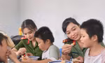 Đoàn viên thanh niên san sẻ yêu thương, tiếp sức qua những bữa cơm nghĩa tình