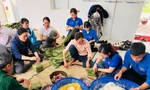 Đoàn viên thanh niên gói bánh chưng, bánh tét trao tặng các hoàn cảnh khó khăn