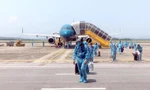 Gần 350 khách là công dân Việt Nam từ Mỹ về sân bay Vân Đồn ngày 12/9, thí điểm cách ly tập trung 7 ngày.