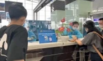 Những hành khách đầu tiên thử nghiệm "hộ chiếu vắc-xin" điện tử để bay đi châu Âu.