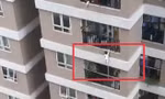 Hiện trường vụ cháu bé rơi. Ảnh cắt từ clip.