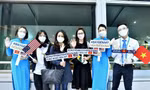 Những hành khách đầu tiên trên chuyến thẳng thường lệ Việt - Mỹ đầu tiên.