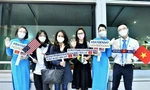 Những hành khách đầu tiên trên chuyến thẳng thường lệ Việt - Mỹ đầu tiên.