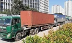 Xe container chở thuốc bắc lậu trong vụ án bị cơ quan chức năng phát hiện, kiểm tra.