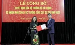 Thứ trưởng Tài chính Tạ Anh Tuấn (phải) trao quyết định bổ nhiệm Phó Tổng cục trưởng Tổng cục Dự trữ Nhà nước cho bà Nguyễn Thị Phố Giang.