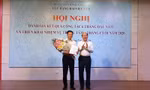 Ông Nguyễn Xuân Sang (trái) nhận quyết định tái bổ nhiệm cục trưởng Cục Hàng hải vào tháng 7/2020.