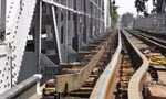 Xà lan đâm cầu Bình Lợi, đường sắt tê liệt gần 5 giờ