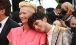 Góc dễ cưng: "Hoàng tử" Timothée Chalamet dính như sam với "nữ hoàng" Tilda Swinton