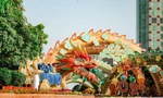 Giới trẻ về quê ăn Tết vẫn kịp "check-in" cùng linh vật rồng tại đường hoa Nguyễn Huệ