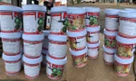 Hiện trường cơ quan chức năng phát hiện 20 thùng phân bón giả 