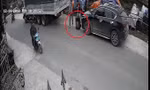 Mang loa đài đến bật nhác sàn, nhác đám ma hết công suất để đòi nợ (Ảnh cắt từ clip của ông Kỳ)