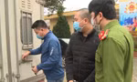 Công an bắt tạm giam nhân viên nhà xe Phiệt Học để điều tra về hành vi đánh người - Ảnh: Hoàng Long