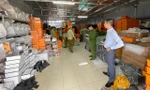 Kho hàng chứa gần 20.000 sản phẩm hàng nhái các thương hiệu nổi tiếng thế giới được phát hiện ở Nam Định - Ảnh: Hoàng Long