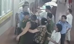 Bất chấp can ngăn, đối tượng tiếp tục chửi mắng, lao vào đánh y, bác sỹ - Ảnh: trích xuất từ camera của bệnh viện