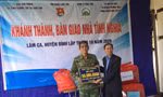 Báo Tiền Phong trao tặng tiền hỗ trợ tiền xây nhà cho ông Lã Văn Bảo .Ảnh: Duy Chiến 