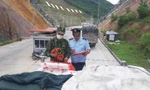Lực lượng Biên phòng, Hải Quan làm thủ tục xuất khẩu quả vải tươi sang Trung Quốc .Ảnh: Duy Chiến 