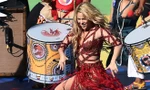 Diện váy đỏ, Shakira lắc hông bốc lửa đêm bế mạc World Cup