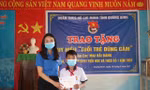 Thừa uỷ quyền của BCH Trung ương Đoàn TNCS Hồ Chí Minh, đại diện Tỉnh đoàn Quảng Bình trao huy hiệu "Tuổi trẻ dũng cảm" cho học sinh Mai Hải Đăng.