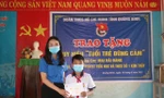 Thừa uỷ quyền của BCH Trung ương Đoàn TNCS Hồ Chí Minh, đại diện Tỉnh đoàn Quảng Bình trao huy hiệu "Tuổi trẻ dũng cảm" cho học sinh Mai Hải Đăng.