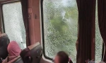Kính tàu hỏa ở toa ghế ngồi mềm điều hòa bị vỡ sau trận mưa đá của nhóm 10 học sinh.
