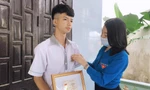 Chị Lê Thị Ngọc Hà, Phó Bí thư Tỉnh đoàn Quảng Bình thừa ủy quyền của BCH Trung ương Đoàn trao tặng Huy hiệu "Tuổi trẻ dũng cảm” cho học sinh Cao Anh Vũ.