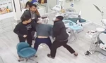 CLIP: Nhân viên nha khoa bị đánh tới tấp khi đang khám cho trẻ nhỏ