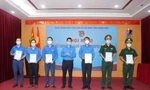 Anh Đặng Đại Bàng - Bí thư Tỉnh Đoàn trao bằng khen của Ban Chấp hành Tỉnh Đoàn cho các tập thể và cá nhân có thành tích xuất sắc trong chiến dịch thanh niên tình nguyện hè năm 2021