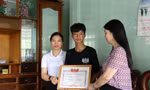 Cô giáo Nguyễn Thị Liên, hiệu trưởng trường THPT Nguyễn Bỉnh Khiêm trao giấy khen cho hành động dũng cảm của học sinh Cao Anh Vũ.