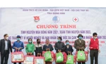 Tặng quà cho bà con vùng khó trong chương trình "Tình nguyện mùa đông 2021" và "Tết vì người nghèo và nạn nhân chất độc da cam" xuân Nhâm Dần 2022