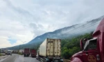 Hàng trăm xe ùn tắc kéo dài nhiều km tại cửa khẩu Cha Lo