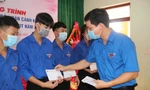 Tỉnh Đoàn Quảng Bình tặng quà cho các em học sinh có hoàn cảnh khó khăn tại Trường THPT Lệ Thủy.