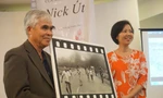 Nhiếp ảnh gia Nick Út trao "Em bé Napalm" cho bà Nguyễn Thị Bích Vân, Giám đốc bảo tàng Phụ nữ Việt Nam. Ảnh: Toan Toan