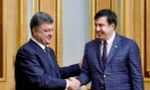 Tổng thống Ukraina Petro Poroshenko (trái) bắt tay tân Thống đốc Odessa Mikheil Saakashvili.