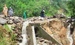 Hàng trăm tỷ đồng trôi theo dòng lũ trái mùa
