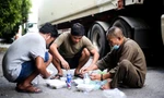 Tài xế xe tải ăn cơm bụi, ngủ đường chờ giấy thông hành vào Hà Nội