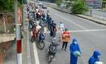 Người Hà Nội 'đội nắng' xếp hàng dài gửi đồ tiếp tế vào khu phong toả Chương Dương