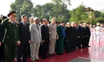 Lãnh đạo Đảng, Nhà nước dâng hương, tưởng niệm các Anh hùng liệt sỹ. Ảnh Như Ý.