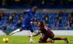 Kante (trái) sẽ để lại nhiều nỗi lo cho Chelsea