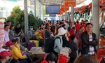 Mùng 1 Tết, bến xe miền Tây đông kín người đổ về quê