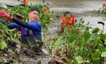 Thanh niên tình nguyện vượt nắng thắng mưa, ngâm mình làm sạch khơi thông lòng sông