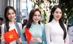 Hoa hậu Thanh Thủy, Á hậu Ngọc Hằng tặng cờ, bưu thiếp cho du khách quốc tế