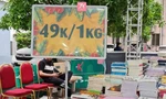 Độc lạ hội sách bán theo cân: Chỉ 49K một kí, team sưu tầm sách cũ tha hồ gói mang về