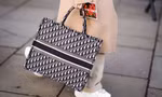Chiếc túi tote khiêm tốn lại trở thành mặt hàng chiến lược của nhiều thương hiệu