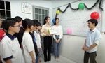 Vẻ đẹp của người thầy giáo công nhân Hoàng Trọng Khánh 13 năm dạy học miễn phí cho trẻ em nghèo 