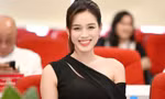 Hoa hậu Đỗ Thị Hà diện váy lệch vai quyến rũ dự họp báo Siêu cúp Quốc gia