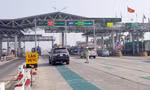 Hầu hết các trạm thu phí trên cả nước đã có làn thu phí tự động không dừng. Ảnh: Phạm Thanh 